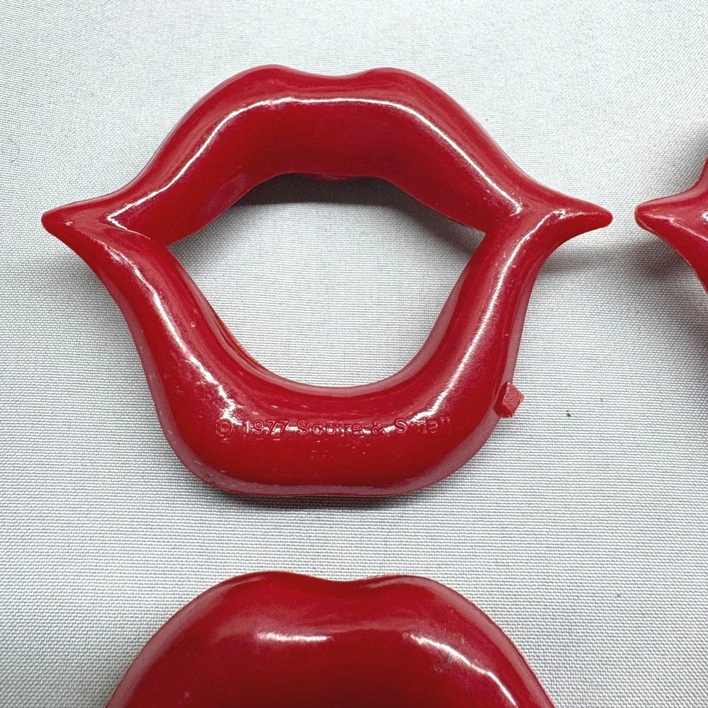 Squire & Small Napkin Holder Set 4 OS Red Good 1977 Vintage Plastic Lips Rings
